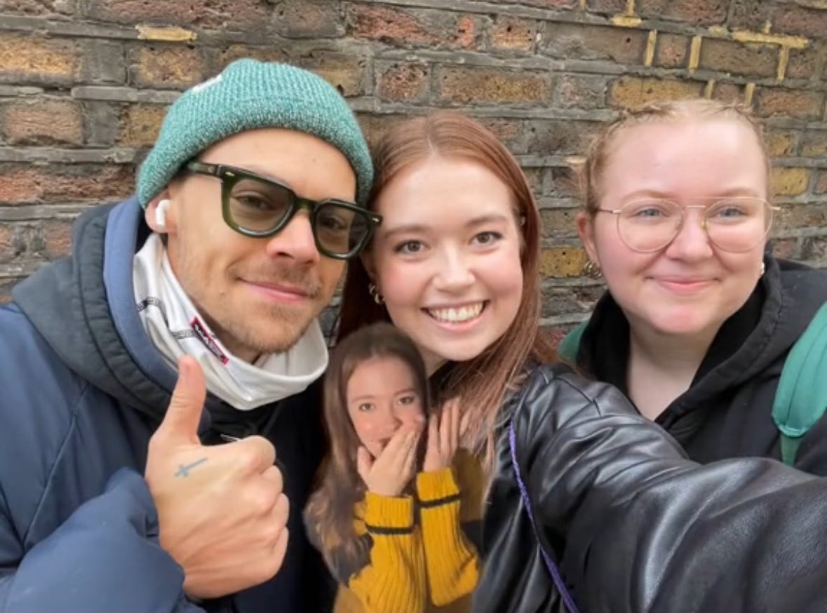 Harry with fans in London yesterday! (via andreaajohnsen)