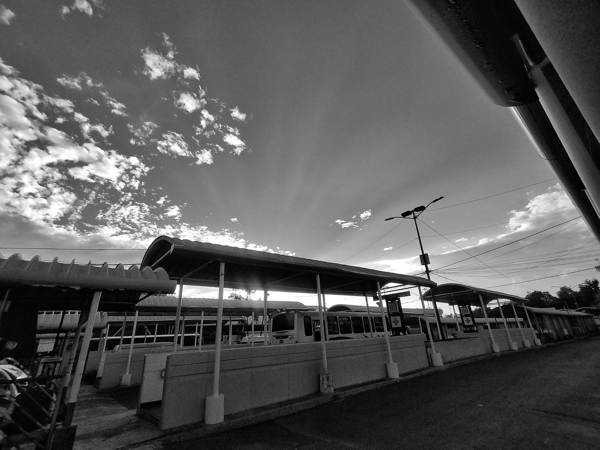 oscarreyesa's tweet photo. En algún lugar de la #CDMX 

#Atardecer #afternoon #monochrome #BlackAndWhite #blancoynegro #BlackAndWhitephoto #bnw #bnwphotography #street #streetphotography  #cityphotography #streetshot #urbanphotography #cityscape #landscape #nubes #cielo #sky #clouds #xiaomi #pocox4pro https://t.co/sXHfaBFOkM