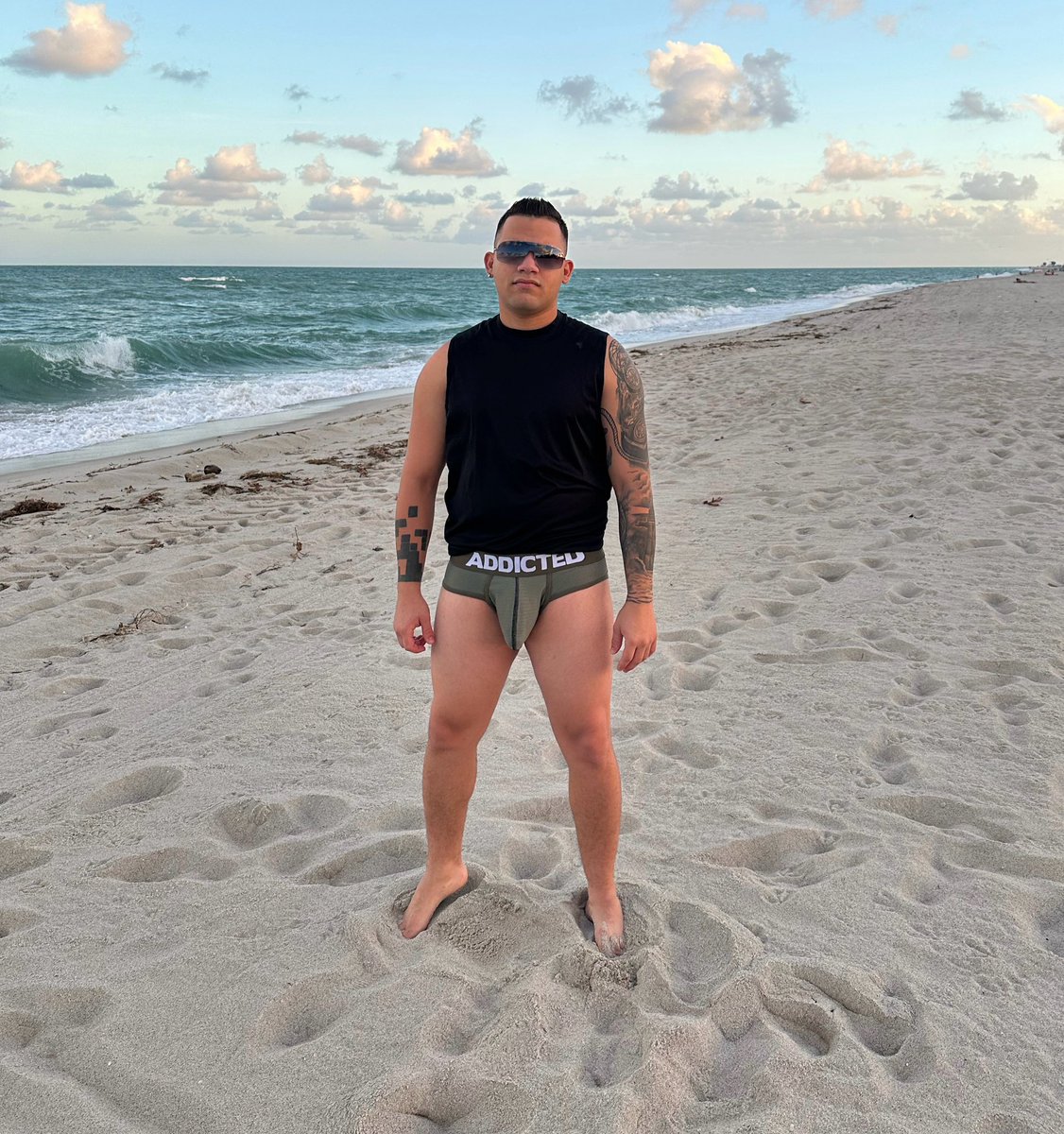 Big22cmhotXXXX's tweet photo. Que hacemos en la playa juntos ? 🤔😈🔥 https://t.co/PZs1KdciPl