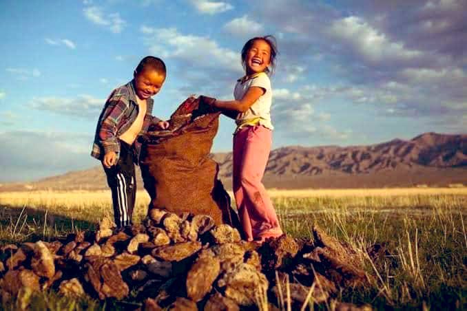 Агаарын ариухан хөдөөдөө
Аргалаа түлж
Ааруул ,ээзгийтэйгээ ч 
Аниргүйхэн амь зогооноо...👍

ӨГЛӨӨНИЙ МЭНД ХҮРГЭЕ🤗