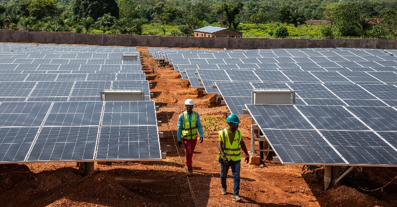Banquemondiale's tweet photo. Avez-vous entendu parler de la centrale solaire de Danzi en #Centrafrique 🇨🇫 ?  
Sa capacité de 25 mégawatts devrait permettre de fournir de l'électricité à 250 000 personnes !  
Et ce n'est qu'un début ! ⤵