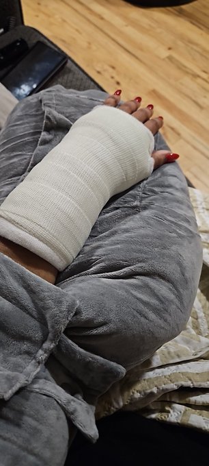 My pillow came, I'm so happy I'll be able to sleep better https://t.co/kYCMHKJII0