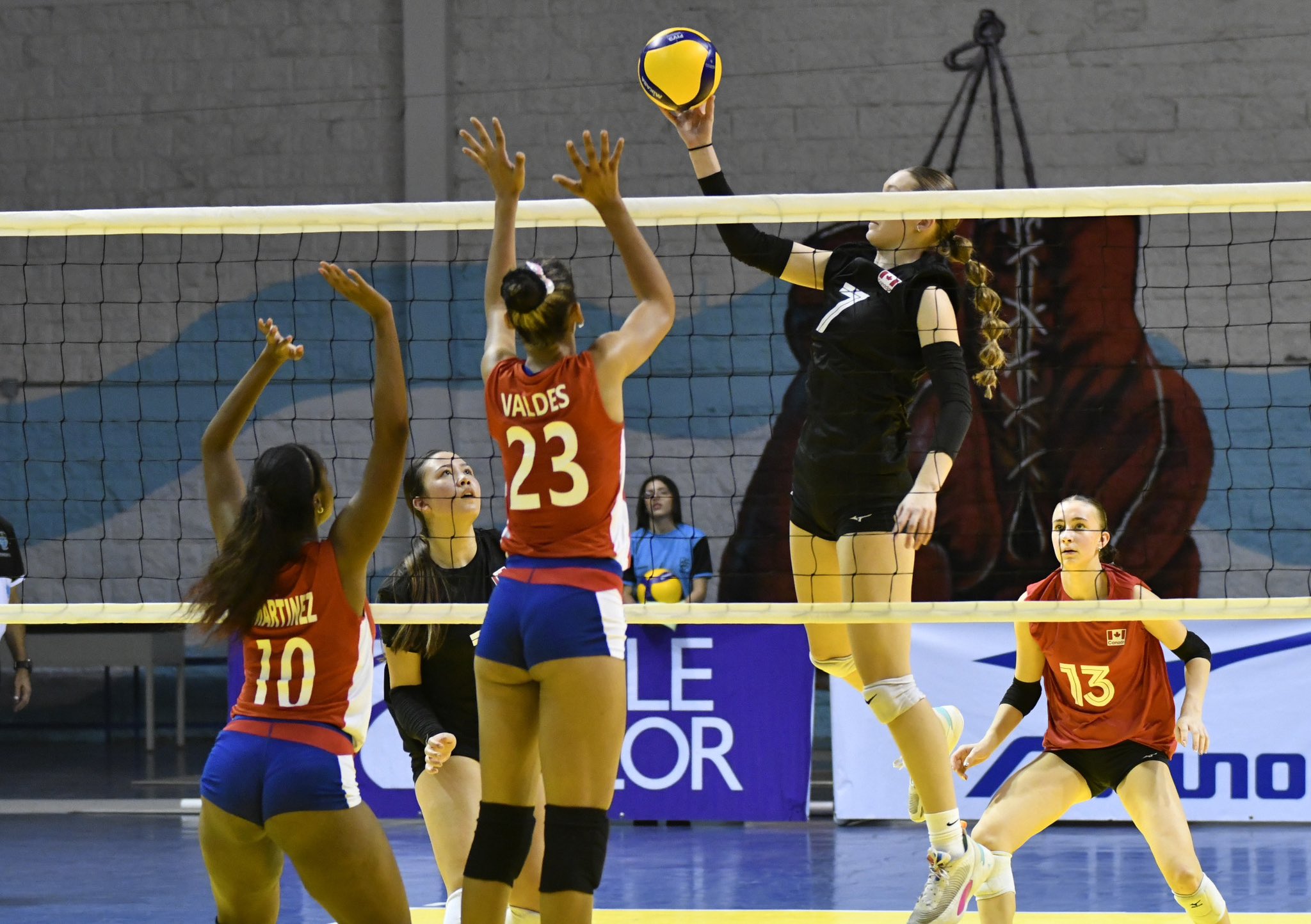 Canada 🇨🇦 opens NORCECA Girls' U17 with a tie-break win against Cuba 🇨🇺  🇨🇦 3-2 (26-28, 25-18, 16-25, 25-11, 15-9) vs 🇨🇺 Top Scorers…