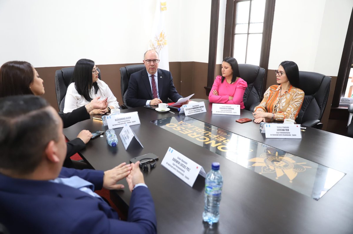 CongresoGuate's tweet photo. El diputado Estuardo Rodríguez-Azpuru, presidente de la Liga Parlamentaria de Amistad entre Guatemala y Japón, junto a los diputados Alexandra Ajcip, Gabriela Guerra, Lucrecia Samayoa, Lorena Teo y Darwin Lucas, se reúnen para conocer los logros alcanzados, así como elegir la nueva Junta Directiva de la Liga en mención.