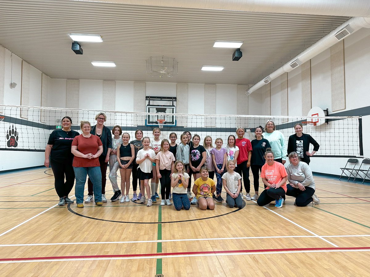 Grade 4/5 girls volleyball team VS the teachers! @PJ_Gillen