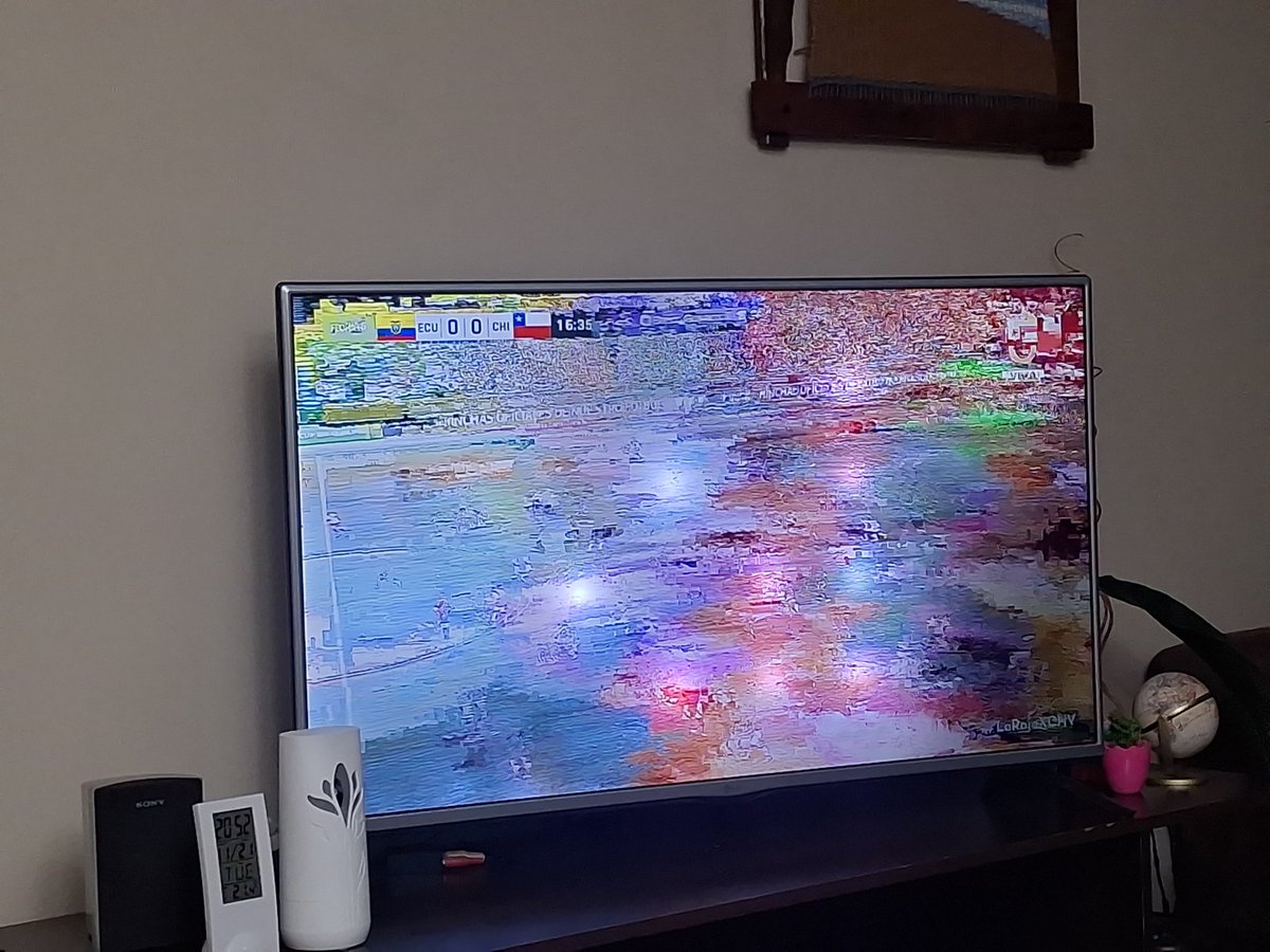 clperezb's tweet photo. Así estoy viendo el partido de Chile con Ecuador... alguna escusa @AyudaMovistarCL ?? https://t.co/u3J7AZMYwD