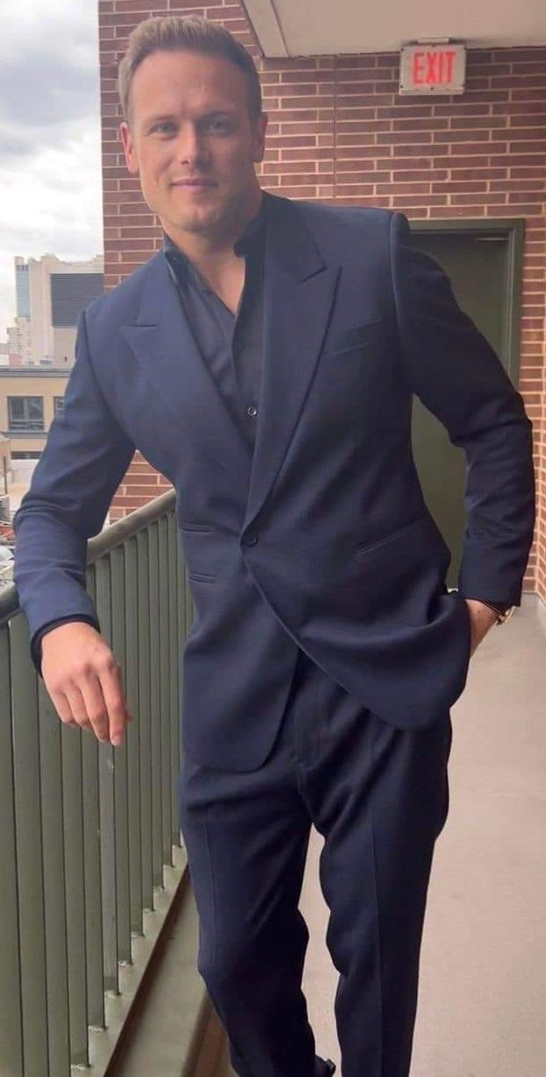 Lol2Linda's tweet photo. @gdrt_pat @SamHeughan #SamHeughan of course #classiest https://t.co/a23bj6UH75