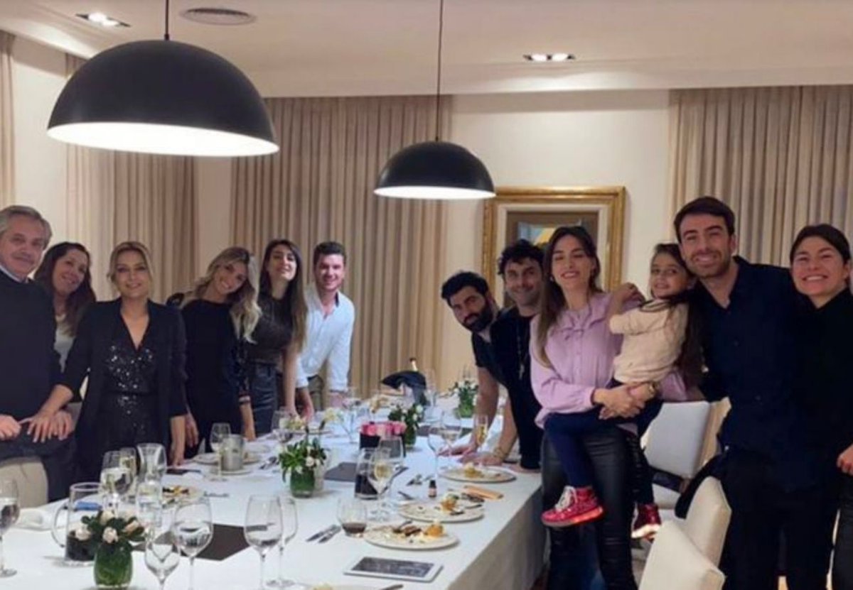 Beaucoup d'interrogations sur la victoire de #Milei en #Argentine, qui veut découper l'Etat à la tronçonneuse, et considère que l'Etat "n'est pas la solution, mais le problème". Beaucoup d'Argentin·es sont d'accord. Pourquoi ?
Une des raisons se trouve sur cette photo.
Un fil⤵️