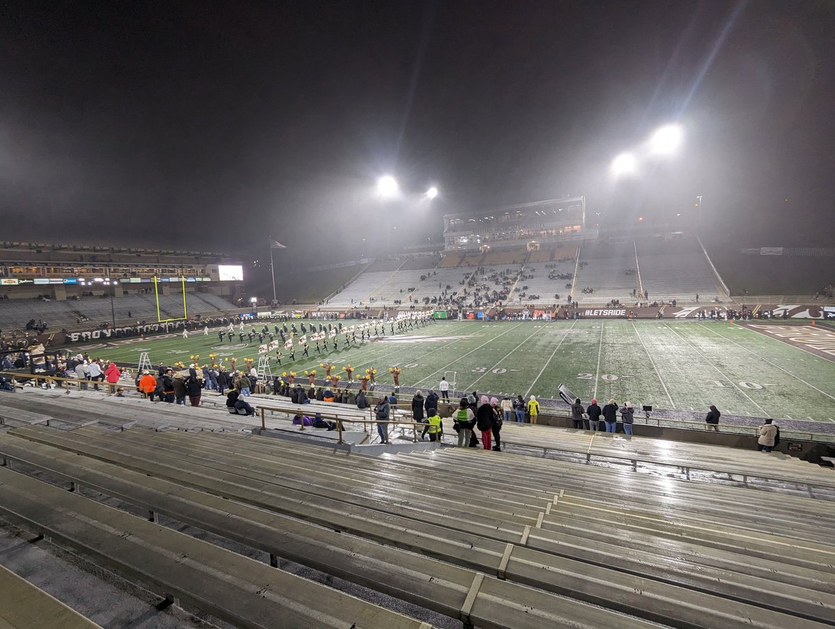 carrb1270's tweet photo. #midweekmaction @BG_Football vs @WMU_Football @SickosCommittee Senior night for Western https://t.co/iI8ZcwX97f