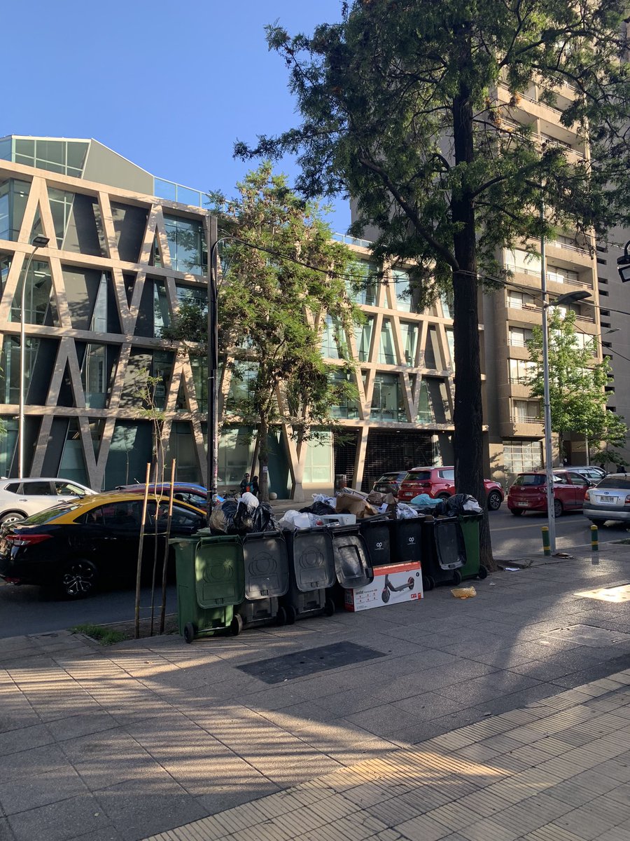 sstukaaa's tweet photo. @Muni_Stgo @IraciHassler estimados hasta cuando debemos tener la basura en la calle, una gestión como el forro… https://t.co/KYc0hkJh5W