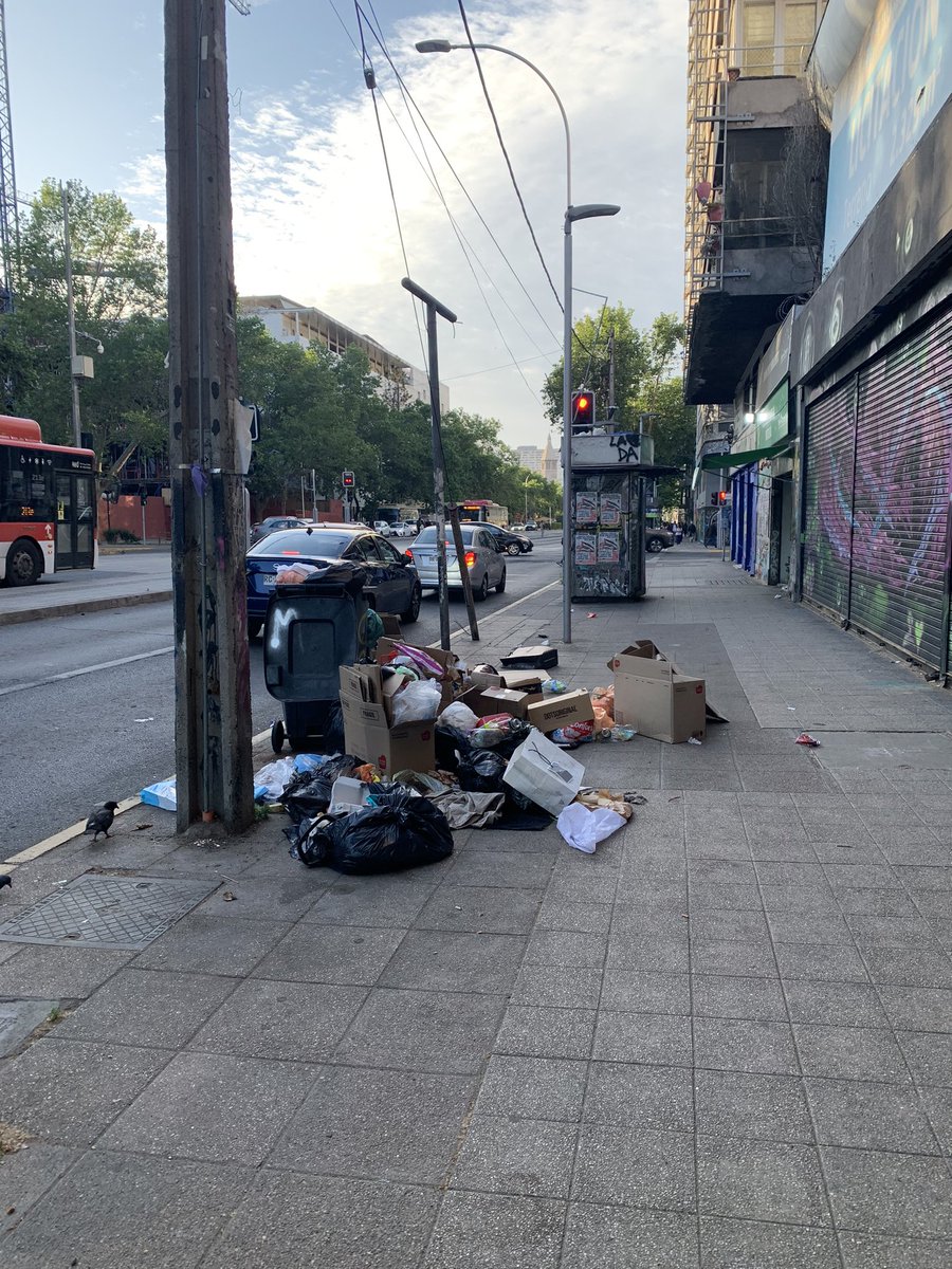 sstukaaa's tweet photo. @Muni_Stgo @IraciHassler estimados hasta cuando debemos tener la basura en la calle, una gestión como el forro… https://t.co/KYc0hkJh5W