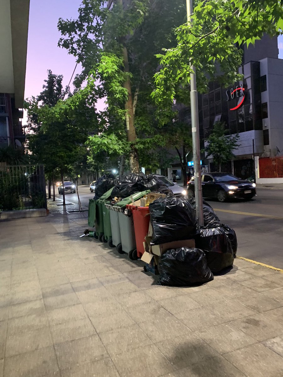 sstukaaa's tweet photo. @Muni_Stgo @IraciHassler estimados hasta cuando debemos tener la basura en la calle, una gestión como el forro… https://t.co/KYc0hkJh5W