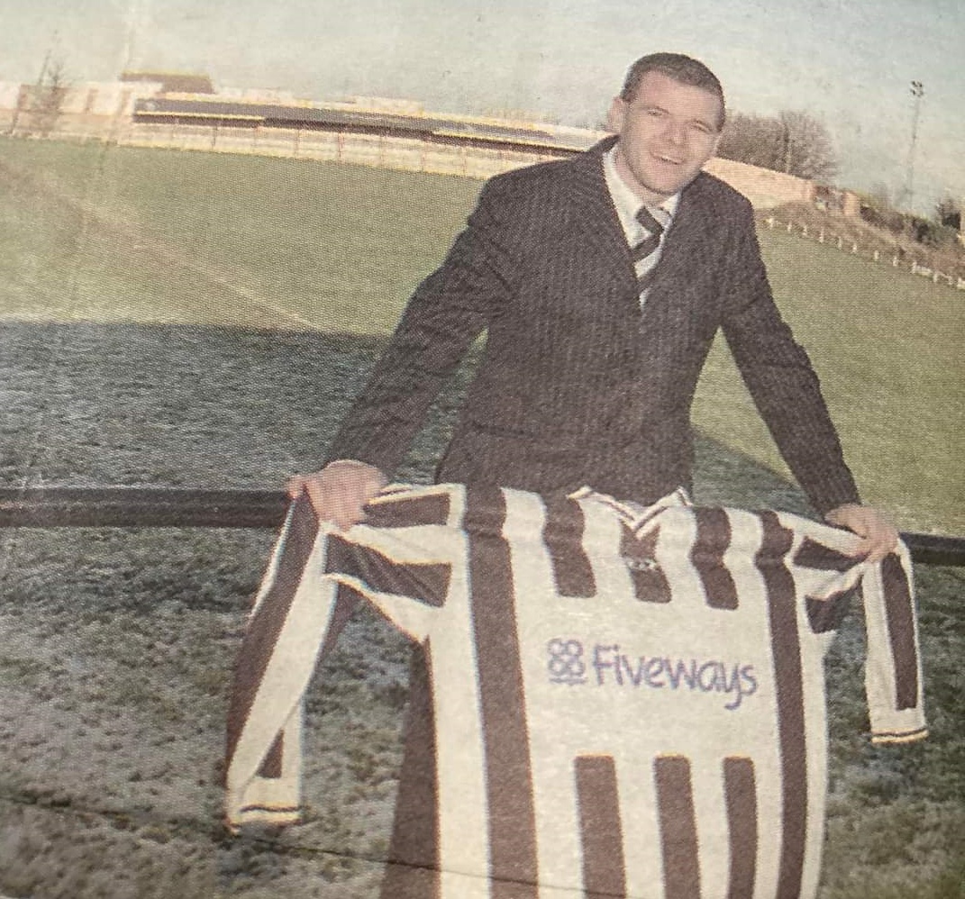 🆙 20 years ago today, @OfficialHarwich won promotion out of ECL Division 1 - despite not having a game!

🥈 Stanway Rovers' draw at Felixstowe was enough to seal the deal for Mitchell Springett's Shrimpers, who eventually finished as runners-up to @cambridgecityfc Reserves.