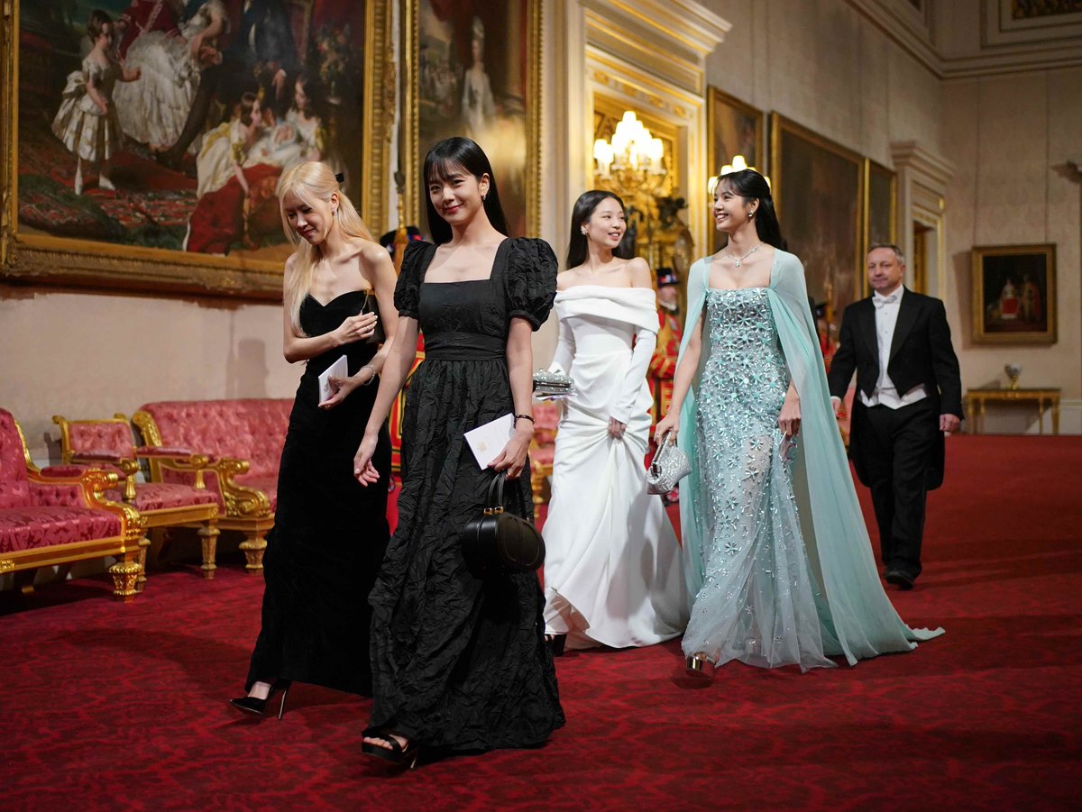 #Blackpink takes Buckingham Palace in royal-ready fashion! The K-pop group joined South Korean President Yoon Suk Yeol for his state visit to London, making the visit one of the most noteworthy international pop-culture crossovers in recent memory. vogue.cm/769BeeN