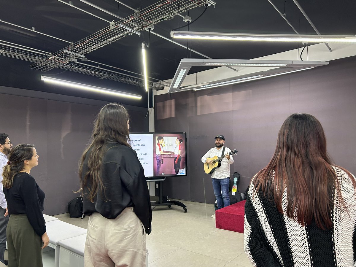 CJRAlaideFoppa's tweet photo. #SoyH
¡Muchas gracias Nati y Luis!
Durante la visita de la Caravana por la Hospitalidad aprendimos, sentimos y reflexionamos sobre la construcción de paz y las alternativas que el arte nos ofrece para hacer intervenciones con la población migrante. 🍃 https://t.co/bGVsRIls0f