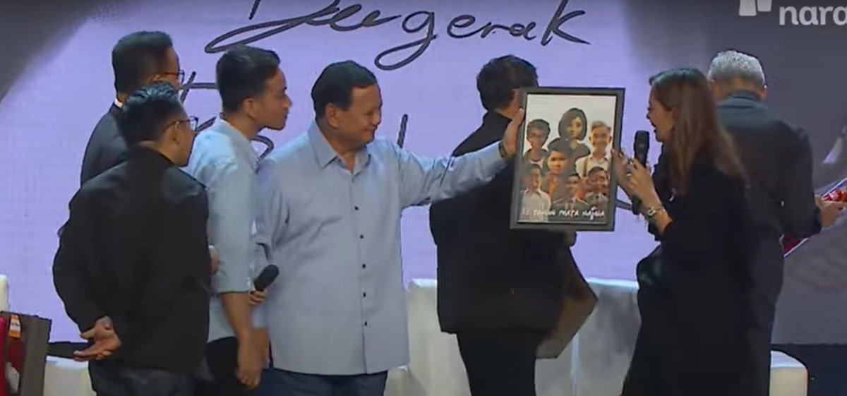 <a href="/yusuf_dumdum/">Dumdum</a> Nih gw jelasin buat netizen, yg di atas itu disebut framing. Beliau ngambil 1 gmbar yg tidak utuh terus dikasih narasi "Ini editan apa bukan ya? Kok ky ada yg beda"
Gw jg bisa ngasih narasi gmbar dibawah ini "Kayak ada yg ga diajak"
jd ayo netizen yg smart yok jgn mau diadu domba