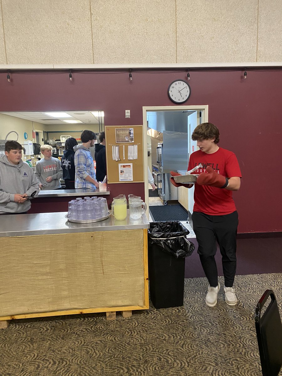 lowellfootball's tweet photo. Lowell Football volunteered and supplied food for the Gilda’s club dinner tonight. @lowellredarrows @JMHenige https://t.co/D7JOBkjVxy