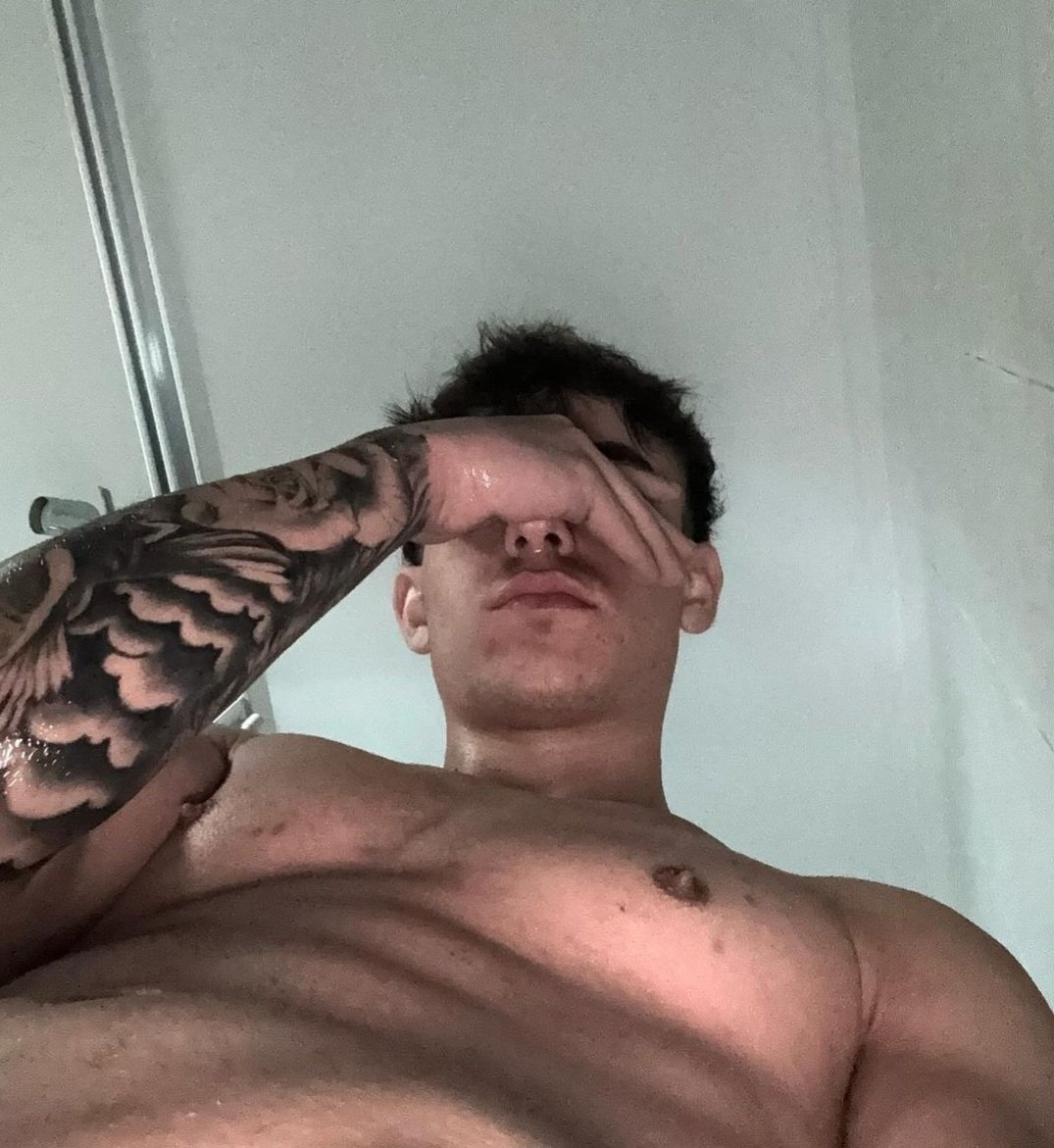 Ho una voglia ...🍆💧💧 repostate se volete vedere altri contenuti !!