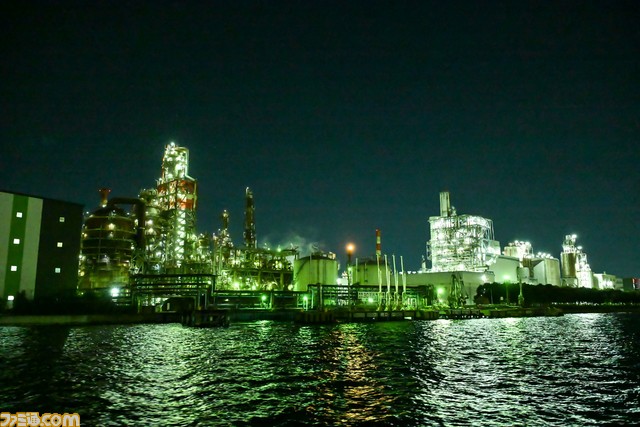 famitsu's tweet photo. 『FF7 リメイク』川崎工場夜景クルーズ“MIDGAR Night Cruise FINAL FANTASY VII REMAKE”を写真多めでリポート

身近に存在するリアルな“ミッドガル”はノスタルジックも感じさせるファンタジーだった

#FF7 #FF7R  #ミッドガルクルーズ

 https://t.co/LdIqtofLMC https://t.co/2kqHSr5wIE