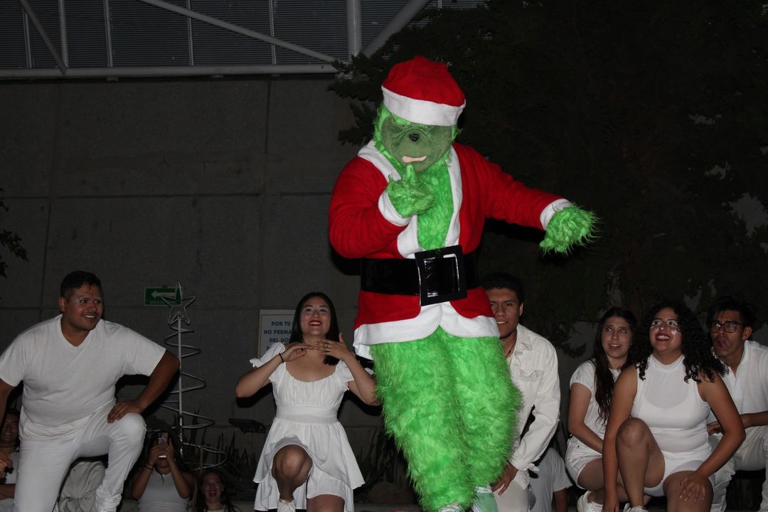 UNITECMX's tweet photo. ¡Celebramos con alegría la llegada de una de las épocas más especiales en #UNITECecatepec: ¡la Navidad! 🎄💙 ¿Ya visitaste nuestro ábol de navidad? ¡No olvides tomarte una foto junto a él y etiquetarnos para compartir juntos esta mágica temporada! ✨ https://t.co/a9HXAl2S6p