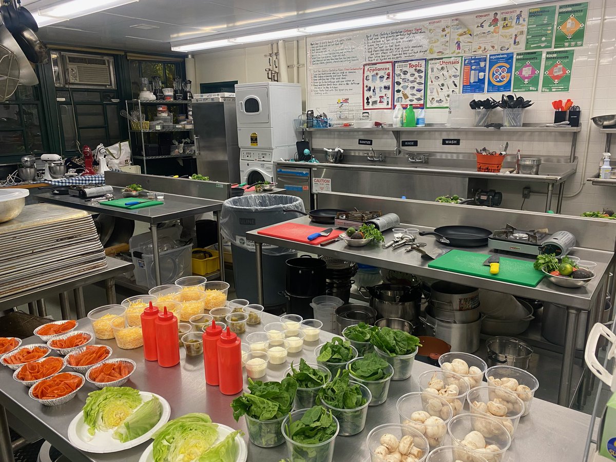 Kicking off our Family Cooking classes with guest Chef George Suarez @NYCDOED15 @iborganization @CIS_NewYorkCity Engaging our families through cooking classes. @NYCSchools