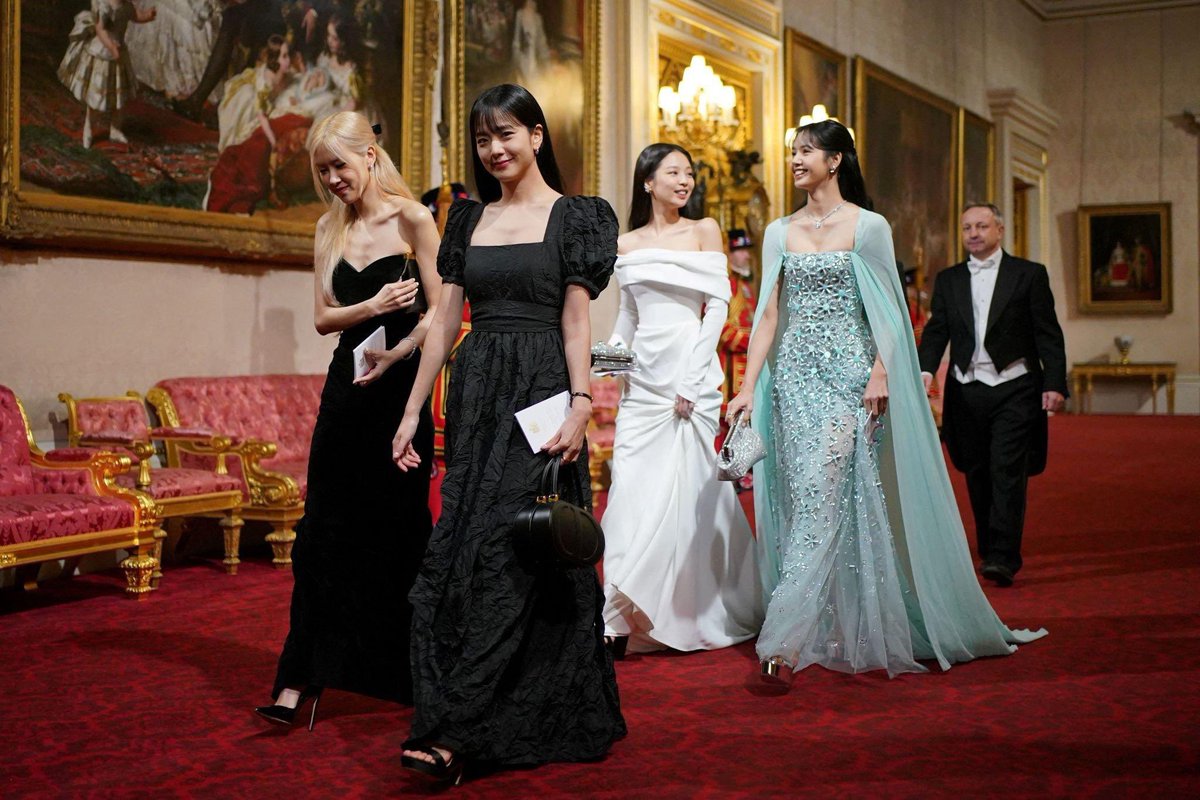 blackpinkbabo's tweet photo. BLACKPINK at the Buckingham Palace ♥️ https://t.co/3yZk8cvxGJ
