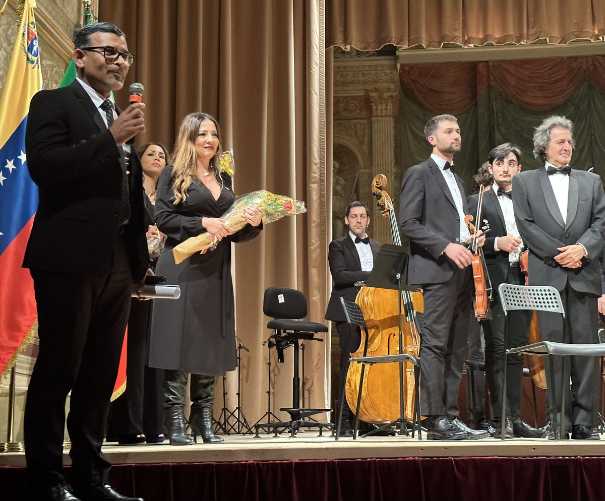 embavenitalia's tweet photo. A sala llena rendimos homenaje en #Italia por el centenario del Maestro Alirio Díaz en el majestuoso teatro Villa Torlonia #Roma. Jefa de Misión @MariaElenaUzzo agradeció a la Fundación Alirio Díaz y @seniodiaz por el magnífico concierto que emocionó al público italiano https://t.co/5uC13TAeRU