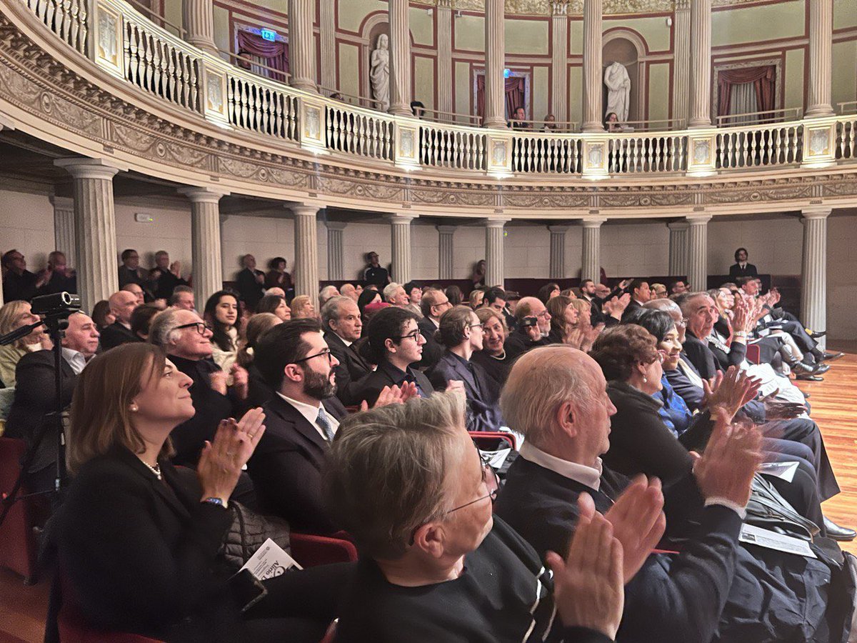 embavenitalia's tweet photo. A sala llena rendimos homenaje en #Italia por el centenario del Maestro Alirio Díaz en el majestuoso teatro Villa Torlonia #Roma. Jefa de Misión @MariaElenaUzzo agradeció a la Fundación Alirio Díaz y @seniodiaz por el magnífico concierto que emocionó al público italiano https://t.co/5uC13TAeRU