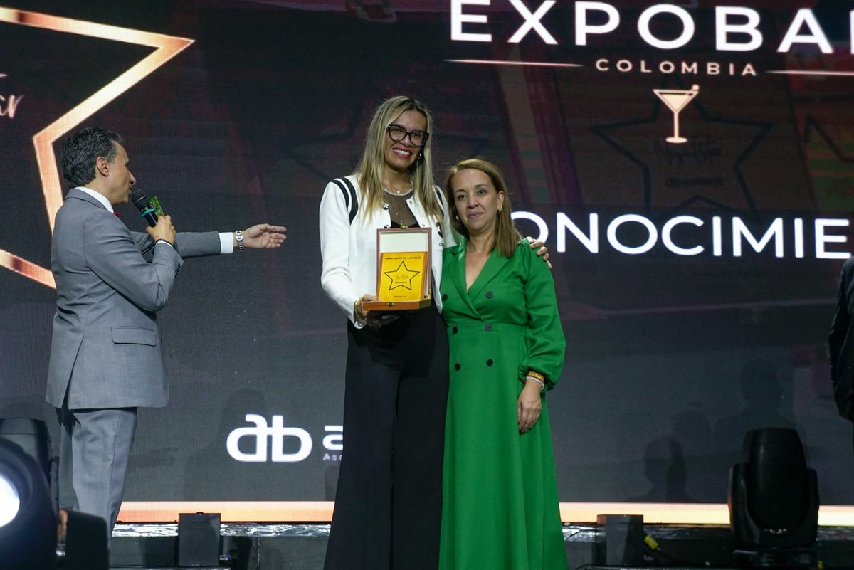 ALCBolivar's tweet photo. ¡Desde #ExpoBar en @theatronbogota celebramos El Poder de la Noche! 🌃

Nuestra Alcaldesa (e) @TatianaPinerosL recibió el reconocimiento como Embajadora de la Noche gracias a su trabajo por la diversidad, la inclusión y la seguridad en la industria del turismo 🌙

¡Felicidades! https://t.co/JMVPYKUMyU
