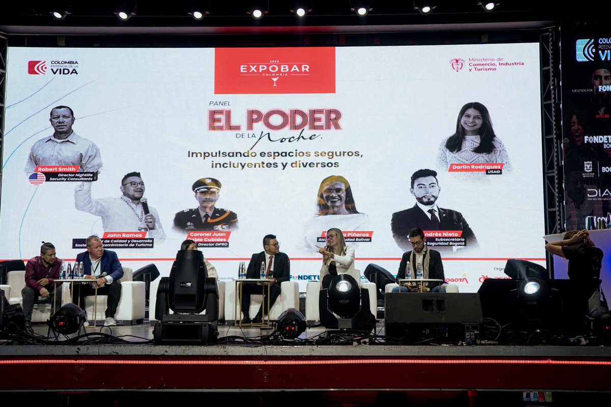 ALCBolivar's tweet photo. ¡Desde #ExpoBar en @theatronbogota celebramos El Poder de la Noche! 🌃

Nuestra Alcaldesa (e) @TatianaPinerosL recibió el reconocimiento como Embajadora de la Noche gracias a su trabajo por la diversidad, la inclusión y la seguridad en la industria del turismo 🌙

¡Felicidades! https://t.co/JMVPYKUMyU