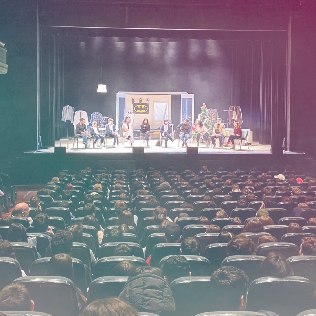 MateuPeramiquel's tweet photo. Més enllà dels escenaris amb #ALAN! 🎭 comencem les funcions de gira amb aquesta obra impactant sobre l'assetjament escolar. Gràcies a @AjuntamentBerga per obrir les seves portes i a Carmen Cabestany per la seva inspiradora intervenció. 💙🌟 #NoAlAcosoEscolar #WeColorMusic https://t.co/MnOgG4CwR4