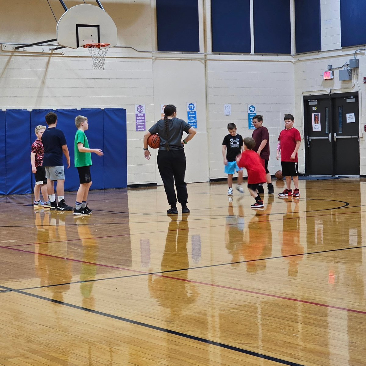 KeelyW10's tweet photo. These little guys are getting better every week! I really enjoy helping them when I can make it to their practices! Lots of new players that had never touched a ball until a few weeks ago.
#jreagles #civicmemorialeaglesbasketball #bethaltobasketball #sihawksbluestar #future https://t.co/qcNzzho90z