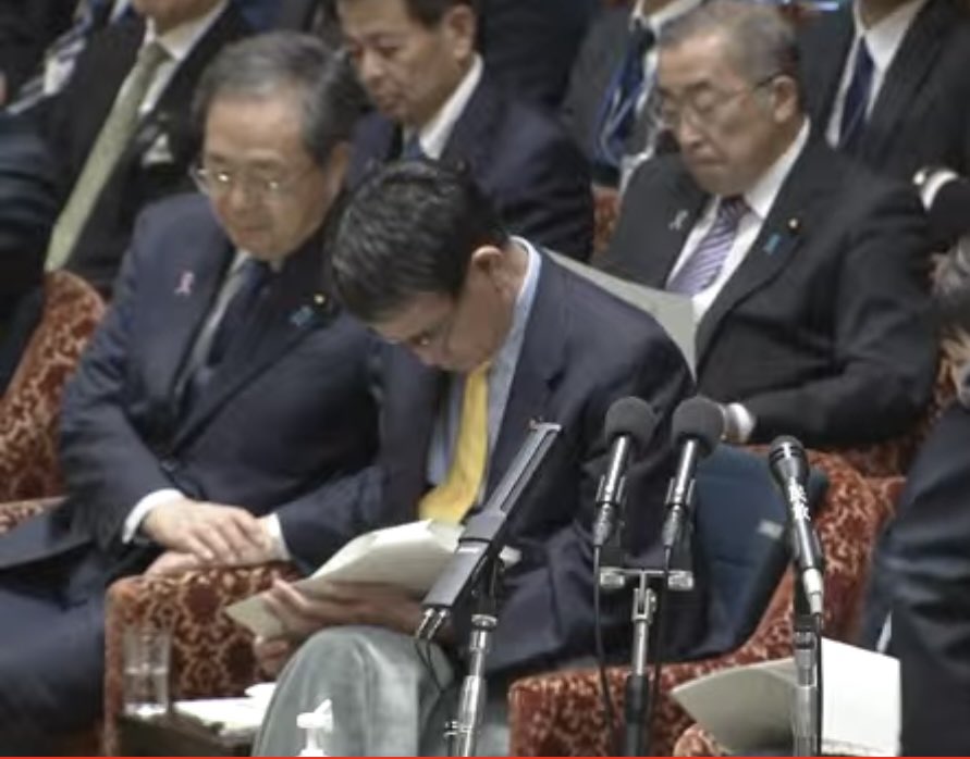 AfYjpB3h5Hp0n6g's tweet photo. #国会中継　予算委員会
岸田内閣支持率なんか『0』になってしまえ！と思う、お粗末閣僚の面々…👇

岸田首相が答弁しているのに、後ろで堂々と寝ている河野太郎デジタル相…

答えるべき立場なのに「私は閣僚だからこの場で答える事は出来ない」と、訳が分からん新藤義孝経済再生担当相…

昨日、ニュースを見ていたウチの女房
「何なの？この人、偉そうに！ただ逃げてるだけやんか！」と、ボロカス…

高給取りの『いいゴミ分』😩
いつまでも国民を舐めんなよ！💢
#nhk_news