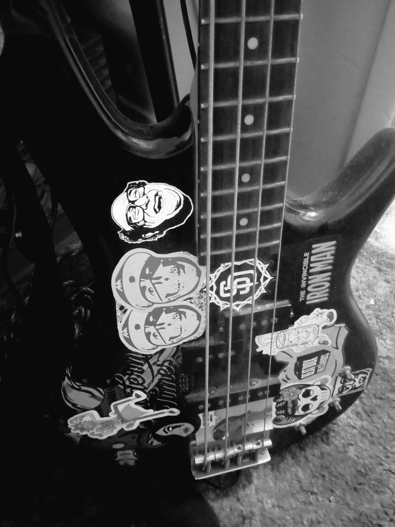 _admiral_atlas_'s tweet photo. Bringing out all the bells and whistles for these next few.
Hella 80s style indie.
#bass
#fourstring
#bassguitar https://t.co/R7yDXtu7aN