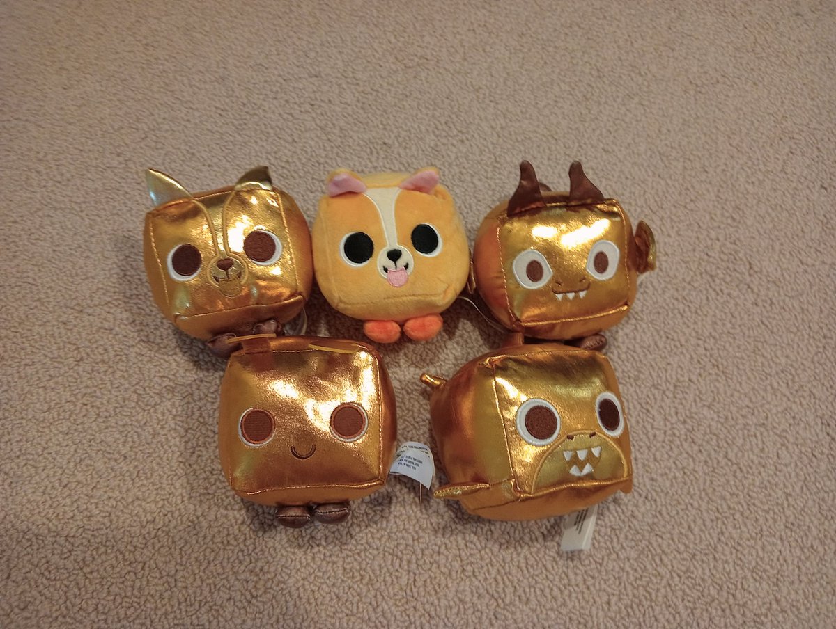 WeirdBlox_'s tweet image. hi! im just here to see if anybody is willing to pay $10 USD (negotiable) for each of these pet simulator plush toys? (no codes? 

heres what i got for sale:
gold corgi
regular corgi
gold dragon
gold meebo
gold shark

please reply or dm if interested!!
#PetSimulatorX