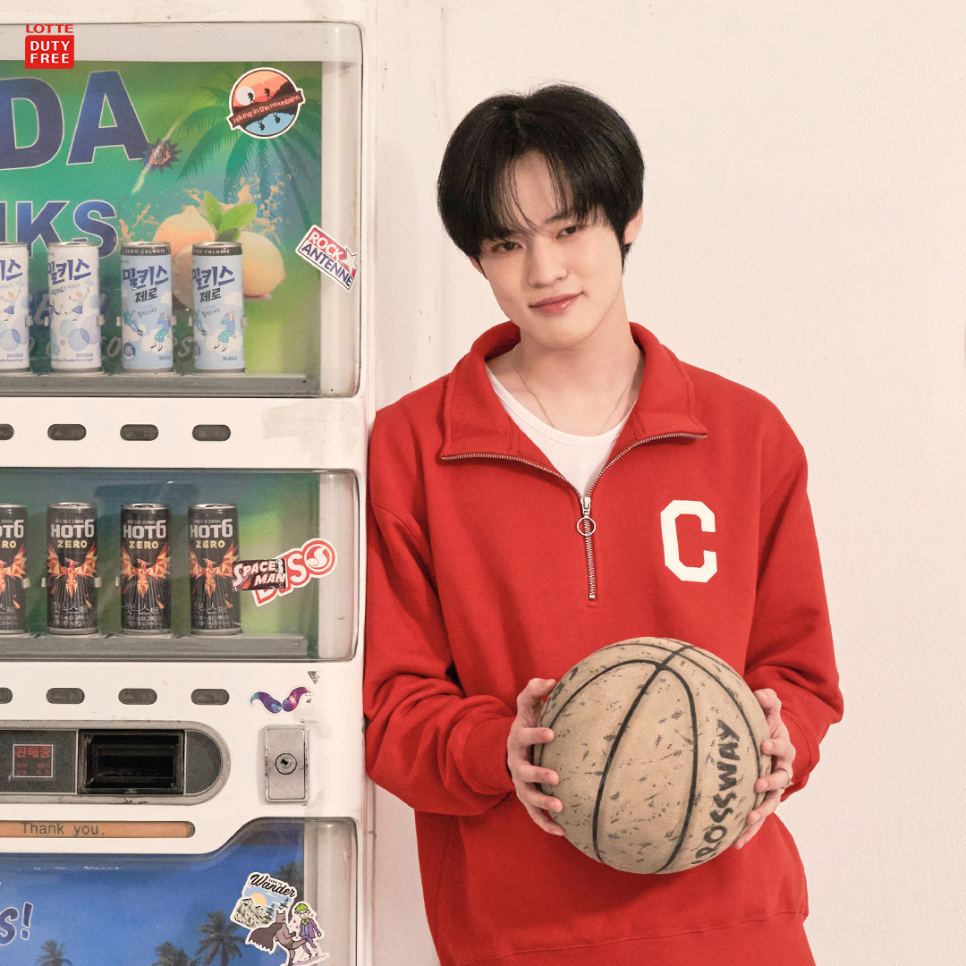 lottedfs_global's tweet photo. HAPPY BIRTHDAY CHENLE 🎉

Celebrating Lotte Duty Free model NCT DREAM CHENLE's birthday, revealing behind-the-scenes cuts of CHENLE 💚

Please wish NCT DREAM CHENLE a happy birthday in the comments 🎂 https://t.co/7ea6LhxDIq