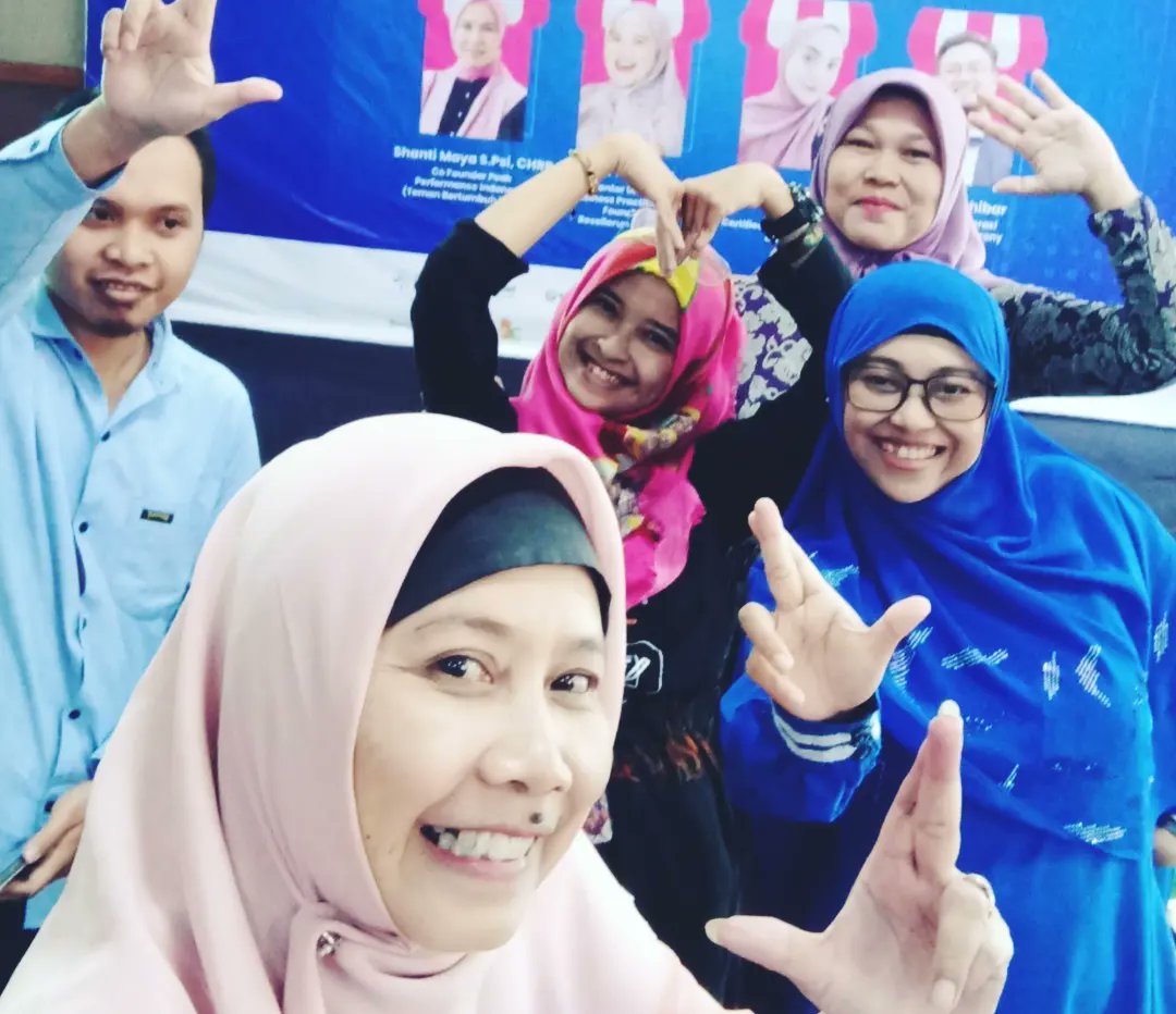 Nyk_Mlg (@nykmlg) on Twitter photo Keseruan ngumpul bareng founder <a href="/bloggercrony/">Bloggercrony</a> dan blogger Malang di acara UMKM di Ubud Cottage Malang
#blogger
#kopdar
#malang Keseruan ngumpul bareng founder <a href="/bloggercrony/">Bloggercrony</a> dan blogger Malang di acara UMKM di Ubud Cottage Malang
#blogger
#kopdar
#malang