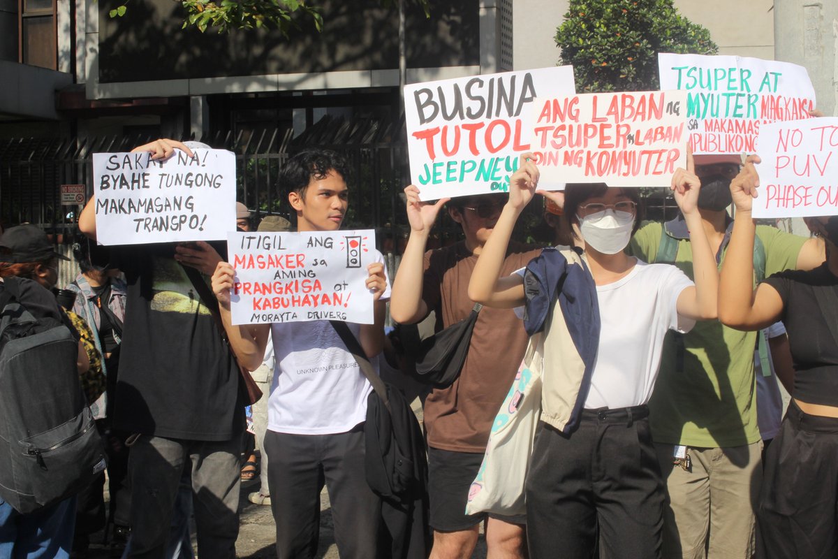 anakbayan_ph's tweet photo. DON'T HATE THE WELGA, HATE THE PHASEOUT!

Kasama ng mga tsuper at operator ang Anakbayan sa martsa mula Welcome Rotonda hanggang Mendiola bitbit ang panawagan sa pagbabasura sa phaseout at anti-mamamayang franchise consolidation! 

#NoToJeepneyPhaseout
#NoToPUVPhaseout https://t.co/hVFqEcZxyx