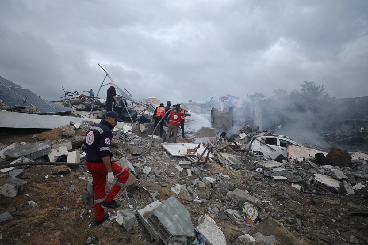 Med mine kollegaer fra Palæstinensisk og Egyptisk Røde Halvmåne i dag. En evt humanitær pause må åbne nye kanaler for humanitær bistand - flere grænser må åbnes og mere nødhjælp og personale må godkendes. Og så har vi brug for flere penge til nødhjælp - vores appel om hjælp er