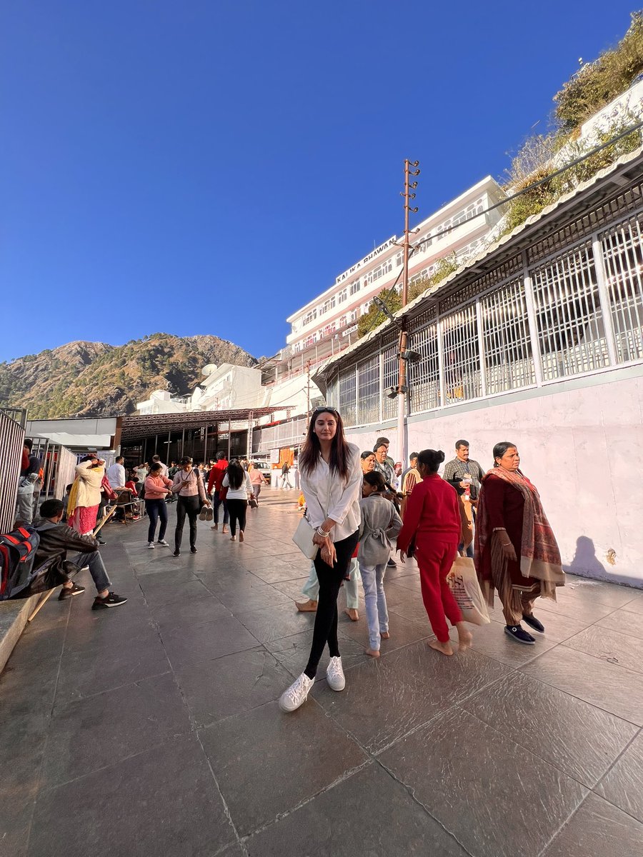 raginidwivedi24's tweet photo. JAI VAISHNO Maa… it’s another feeling to know and feel the divine power shines on you … grateful to have been so close to such energy and feel each emotion #jaimaa #sharethoughtshere https://t.co/RkRrlAgUDO