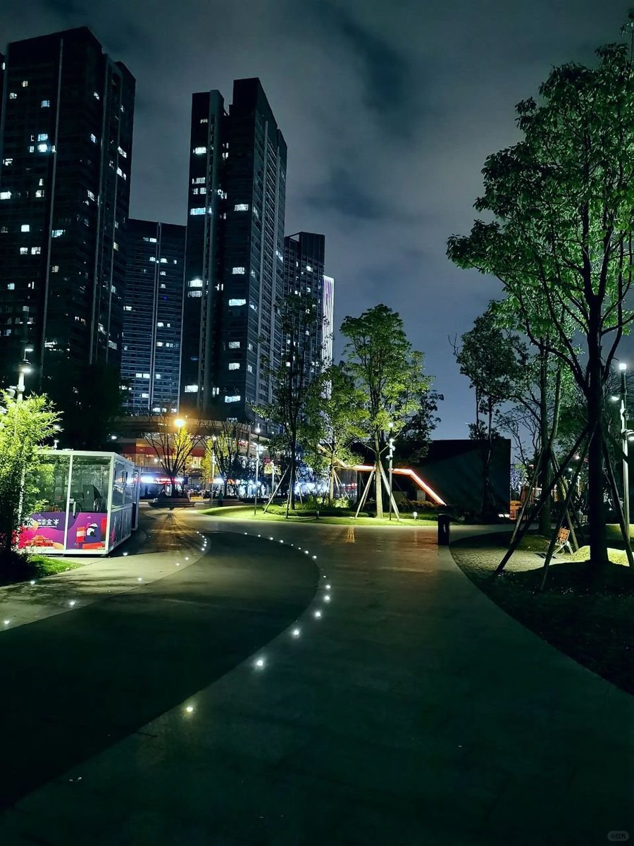 Happiness is very simple, happy mood, leisurely in the night