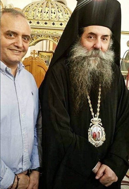 _SimonLeone's tweet photo. Τον σεβασμιώΣΚΑΤΟ ,

Τον ενοχλεί ο σύζυγος του Κασσελακη ,

Που τον περιφέρει δεξιά και αριστερά ... όπως είπε 

Αλλά για τον βιαστή προαγωγό ανηλίκων ... Δεν βρήκε μια κουβέντα να πει 

Όταν τα ΣΚΑΤΑ έχουν ράσο https://t.co/FJ8G6VCilo