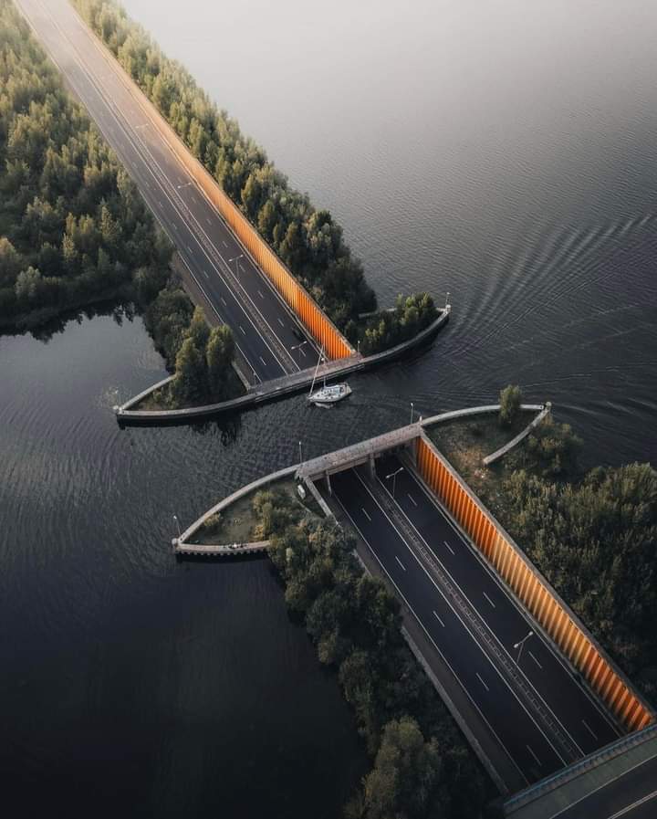 ElleMathie64719's tweet photo. Cầu nước Veluwemeer - kiệt tác kiến trúc của Hà Lan.
Được mệnh danh kiến trúc phá vỡ quy luật vật lí thông thường, khi vừa là đường hầm cho xe, vừa là đường thủy cho tàu qua lại mỗi ngày.
#dulich #halan #kientruc #xaydung #Top10 https://t.co/ME0knE3wqQ