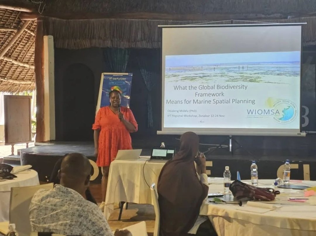 our_blue_future's tweet photo. 🌍 Obakeng Molelu, @wiomsa Science-Policy Coordinator, delves into the synergy between the Global Biodiversity Framework and Marine Spatial Planning at the Zanzibar MSP training.
Credit: WIOMSA
#MSPTraining #BiodiversityFramework #GreenPortPolicy #CoastalBiodiversity https://t.co/BMcYZ9fsrE