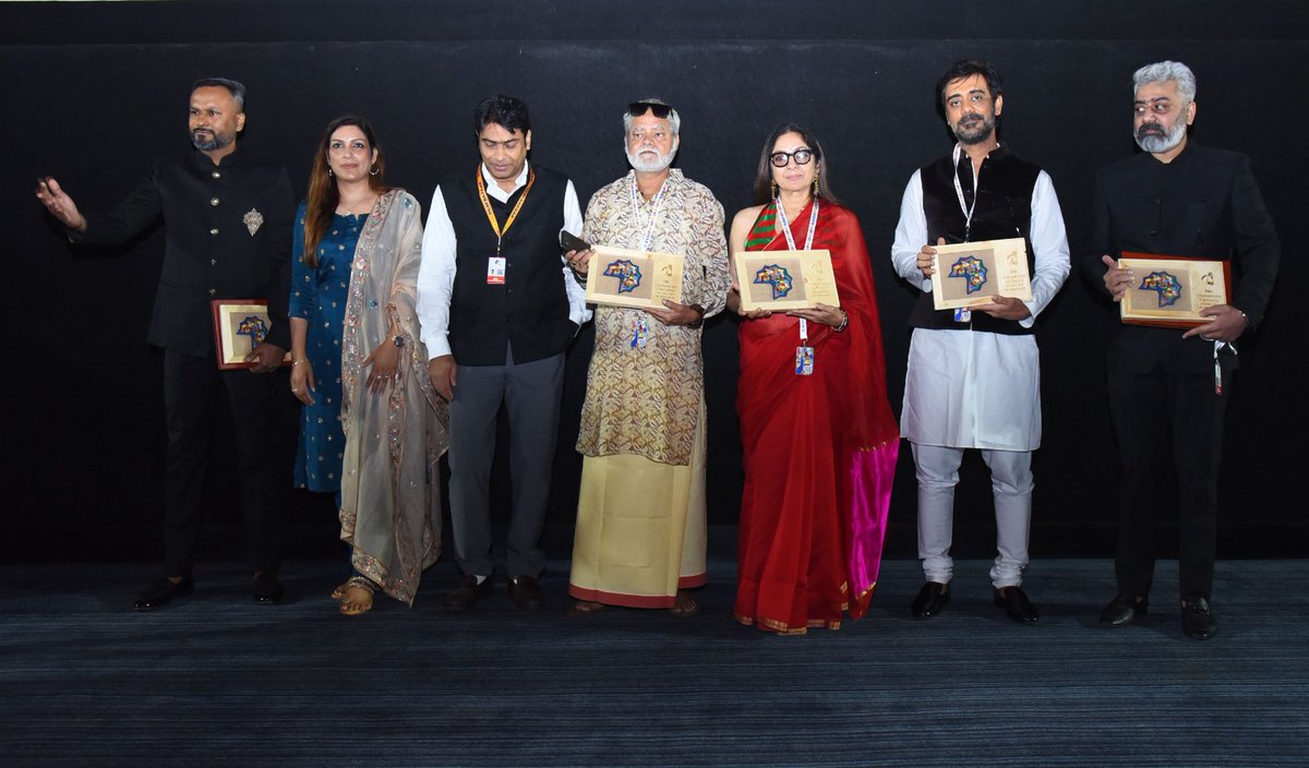 Prithul Kumar, Festival Director, IFFI felicitates the entire team of Film 'Vadh' as the film was screened under the Indian Panorama section at #IFFI54 #IFFIGoa @MIB_India @nfdcindia @IFFIGoa