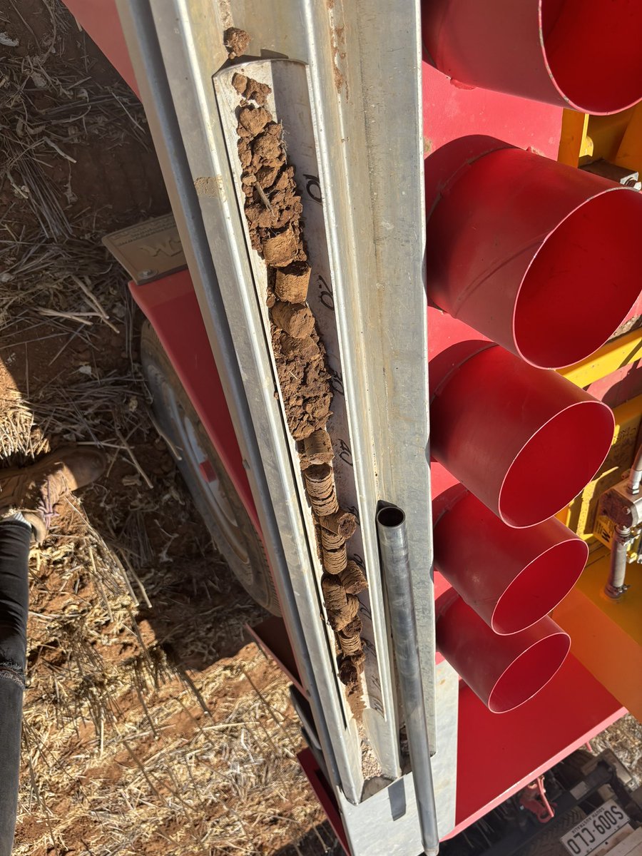 JKBreezyHillAg's tweet image. ‘The maps don’t lie’ - niether do soil cores! @BethSleep and I navigated to 3 zones in the ‘Scrub’ paddock today. Massive yield variability - 2-6.5T Barley last year. 

We paired EM38, Potassium, Uranium and Thorium map layers with Yield and found 3 quite different soil profiles