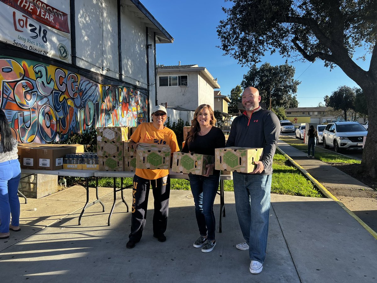 JamesMai's tweet photo. Food for Families this afternoon, we distributed over 1,000lbs of food today in multiple cities, in preparation for Thanksgiving ensuring kids and families have for the holiday #giving #caring #community https://t.co/eVv2eXnuel