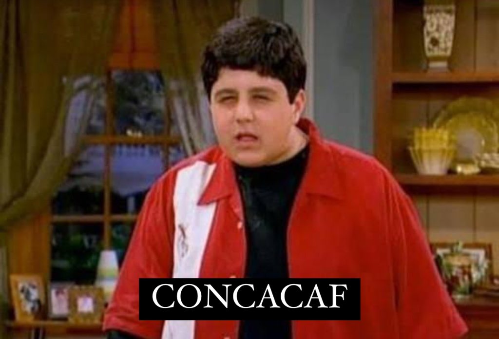 Chino Huerta tirando su penal 3 veces. El portero expulsado sigue atajando. Amonestan a Romo por decirle al árbitro que el portero de Honduras ya estaba amonestado.