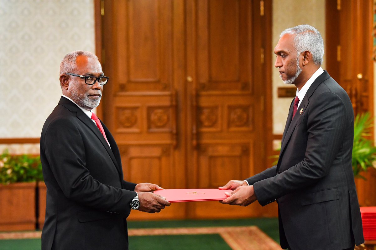 AdhureyMaths's tweet image. Happy Maldives Day. President of Maldives Professor of Mathematical Science @Banafsaa and Deputy President Dr @MMuizzu.