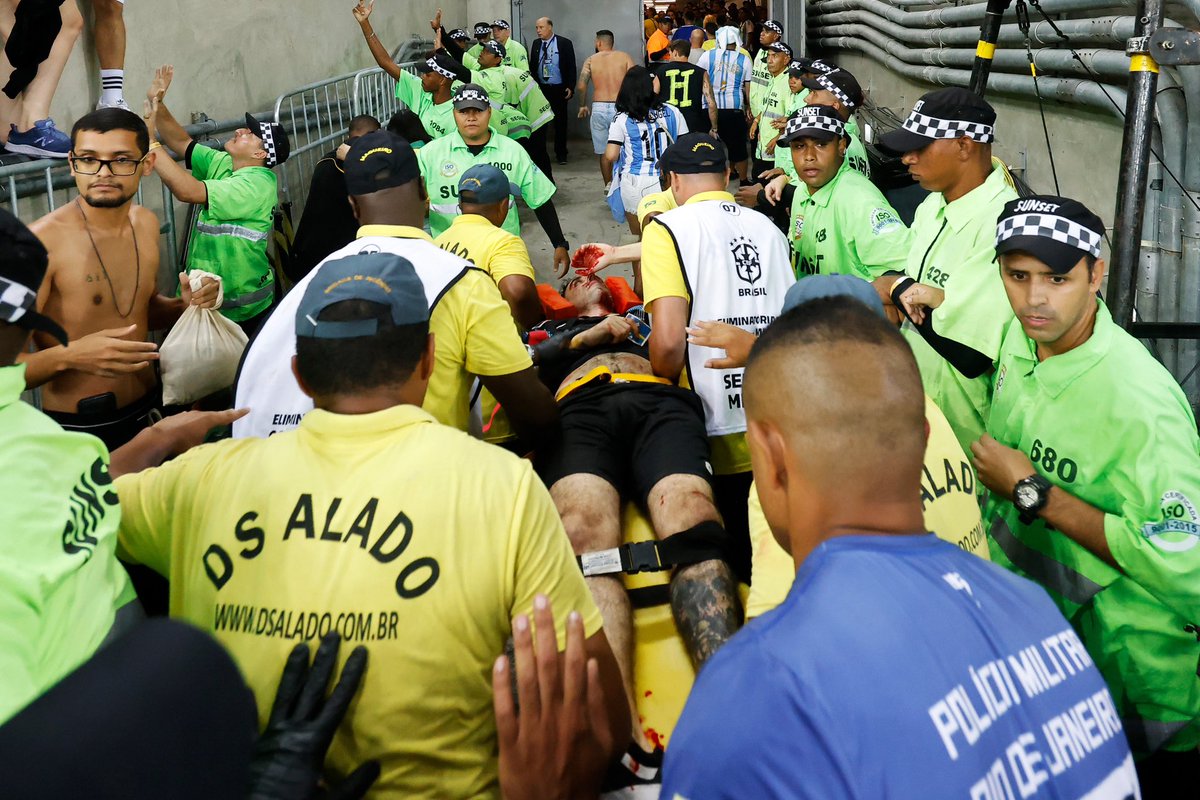 choquei's tweet photo. 🚨AGORA: Sangrando, torcedor da Argentina é retirado do Maracanã após briga com a torcida do Brasil. https://t.co/3TKdfWzXwt